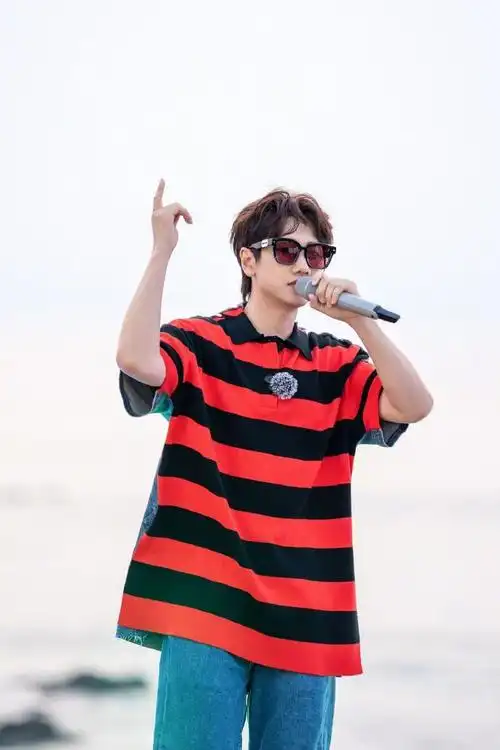 的桃花坞啦综艺感强,风趣幽默又有梗,节目中的@汪苏泷真的超有魅力