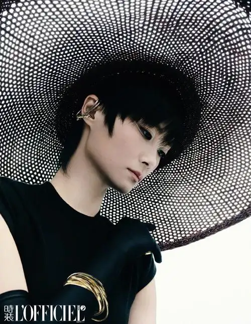 李宇春深v夹克##为什么一分钟会变成59秒##李宇春巴黎看秀