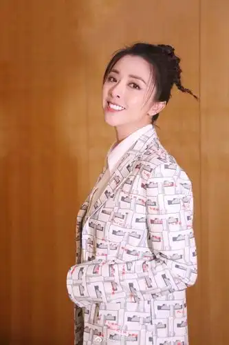 电影 今日首映,@黄小蕾 身着白色印花西装搭配喇叭裤,气场全开