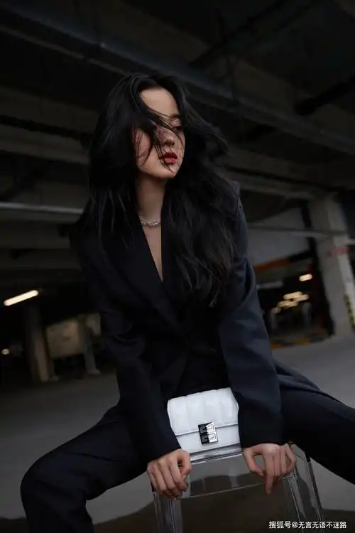 欧阳娜娜全黑西服套装着身化身酷女孩