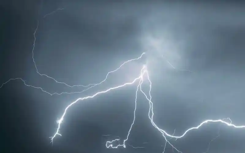 【林】8月26日,杭州,暴雨,拍到了闪电