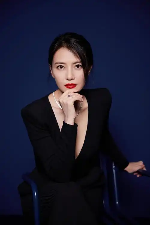 43岁高圆圆高调参加活动!涂大红唇穿深v妩媚到骨子里,身材真辣|妆容|