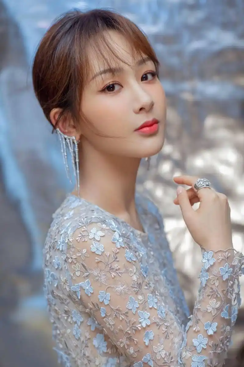 杨紫,中国内地影视女演员 民族:汉族 国籍:中国 出生地:北京市 出生