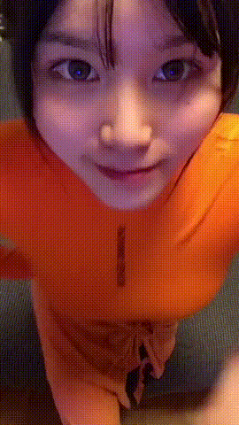 搞笑gif动态图:大妹子,对,就这模仿的姿势挺像