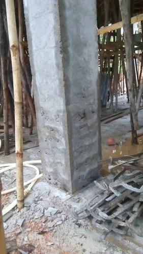 楼房建筑水泥柱子出现这样的情况是不是倒混凝土的时候没有震动均匀?