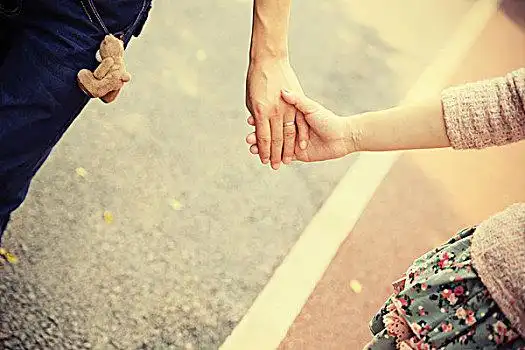情侣的手老年,夫妻,握手,特写年轻,情侣,走,牵手情侣,山,走,牵手伴侣