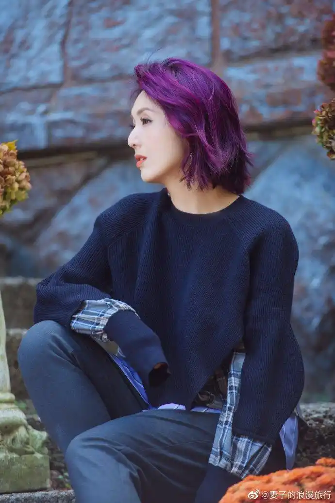 组图:杨千嬅轻松驾驭时尚运动两种风格 比耶大笑状态佳