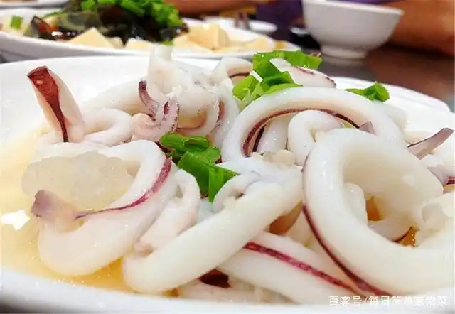 ①锅内放入清水,水煮开后放入鱿鱼,煮到沸腾后1分钟即可捞出,装盘.