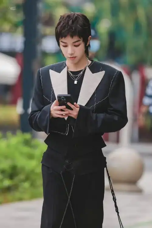 还捕捉到了害羞的抿嘴笑～期待花花的精彩啦!#华晨宇萌探探探案2