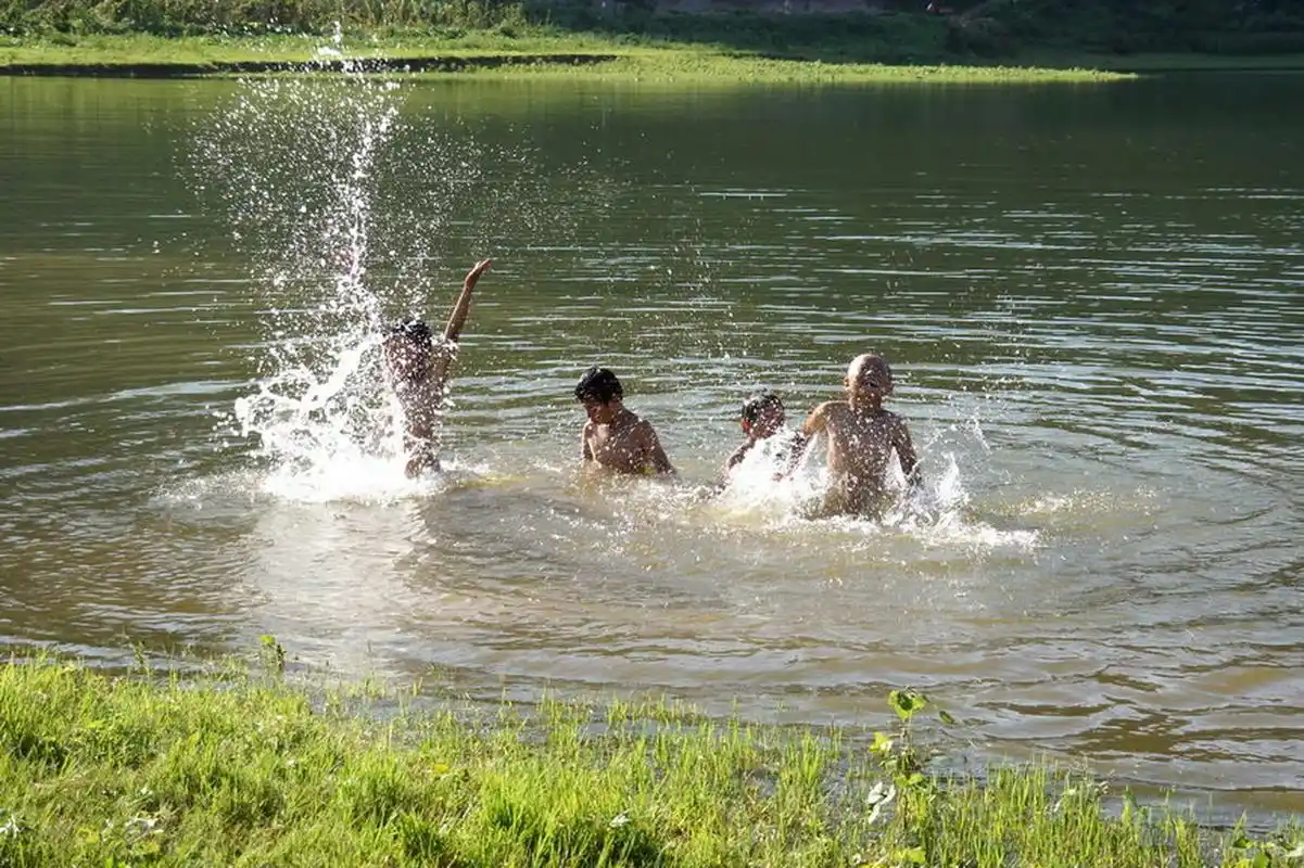 《童年的回忆 · 戏水》 (作者  玉润平安)  童年的夏天, 最喜欢的就