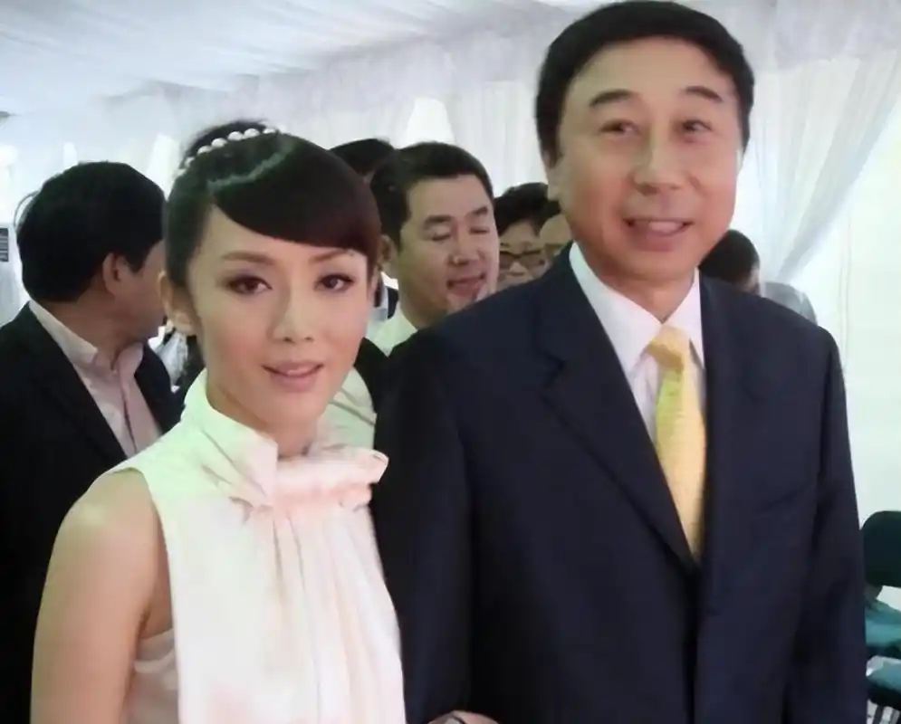 回顾冯巩被妙龄保姆索要50万分手费妻子艾慧的做法让人敬佩