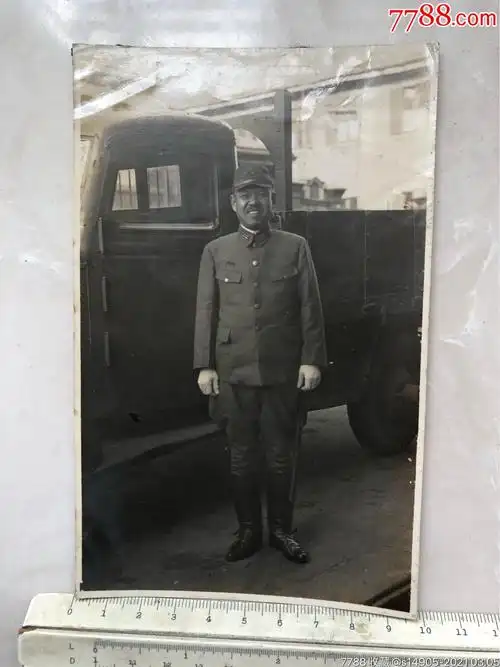 民国抗战时期卡车前日本鬼子军官老照片