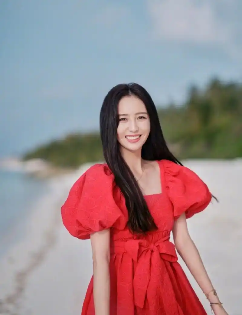 陈思诚晒照祝佟丽娅生日快乐了#  8月8日是佟丽娅的生日,她的前夫