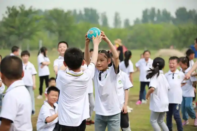 大庆路小学二年级阳光五班户外拓展活动之月亮湾公园