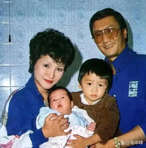 四口的幸福合照 83版《射雕英雄传》 谢贤把杨铁心这个"老山杨"的形象