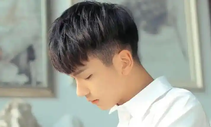 3,碎盖头发型:对于年纪比较小的男生来说,大部分人还是比较喜欢保留着