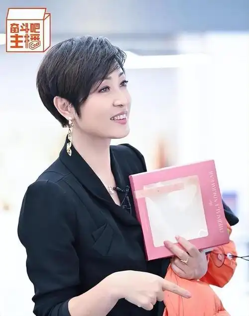 陈法蓉为刘德华放弃环球小姐,高学历港姐冠军,如今56岁仍单身