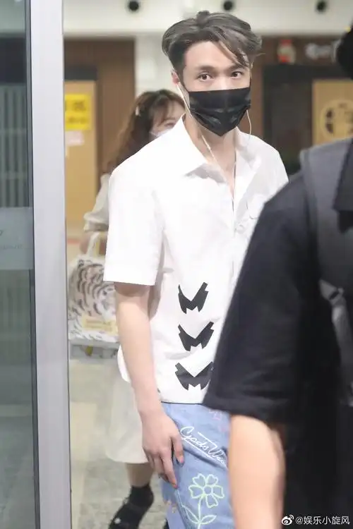 张艺兴路透图来了清爽白衬衫搭配涂鸦风牛仔裤简直不要太爱