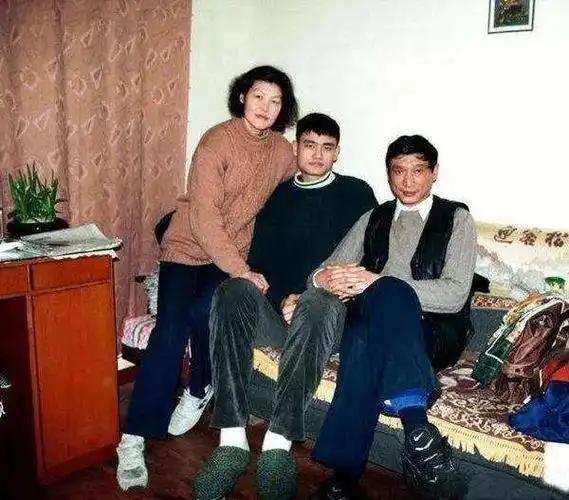 姚明体重失控超400斤,爱妻叶莉苦不堪言,父母朴素吃饭点一个菜_中国