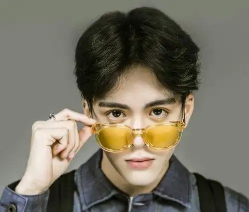 复古的男生中分发型男生帅气阳光的中分发型