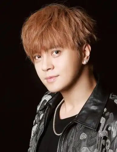 罗志祥为母亲庆生,单手比耶心情超好,女经纪人留言喊干妈