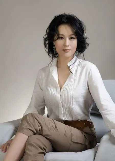 p>邬君梅,1966年2月5日出生于中国上海,华语影视女演员,制片人.