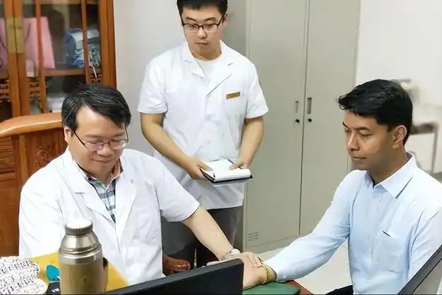 从莞花根双香豆素类化合物中分离提取出西瑞香素和异西瑞香素.