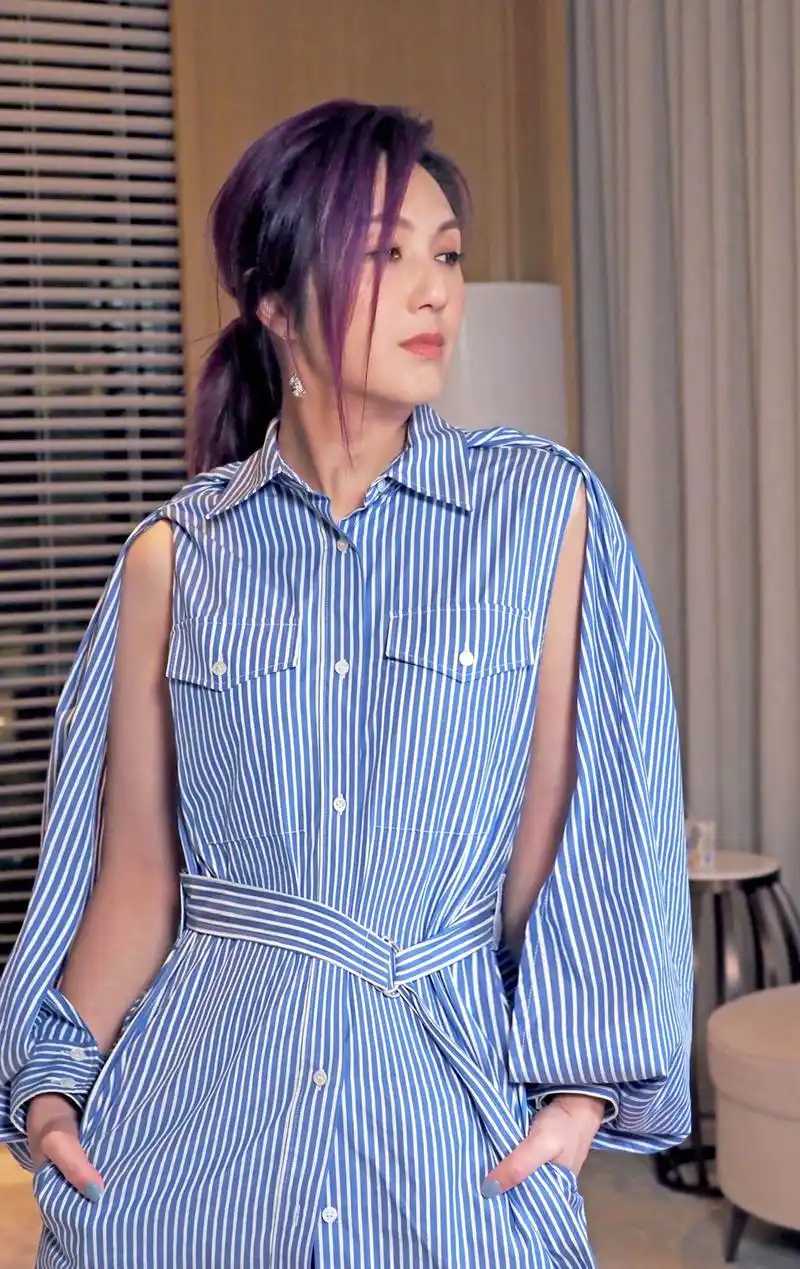 杨千嬅出席首映礼黑衣外套蛋糕袖成亮点不愧不老女神