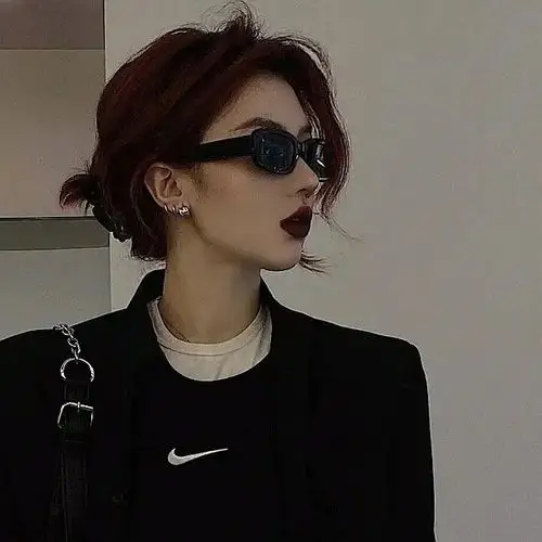 持更自己用过的头像甜酷少女风格居多穿插背景图