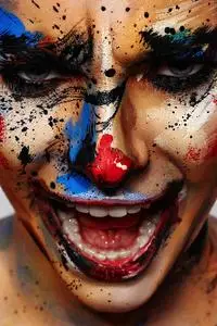 笑的疯狂小丑的肖像照片