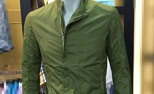 甚至可以休闲服搭配绿色长裤来营造军服的感觉,我们没有军服