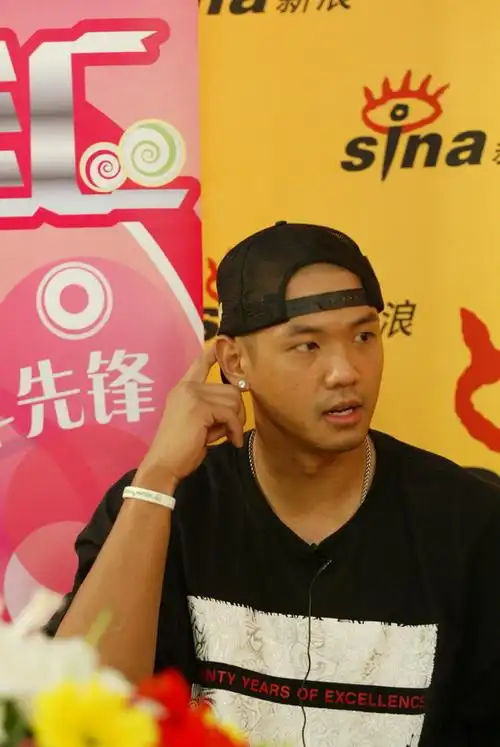 图文:黑人陈建州做客新浪--闪耀钻石耳钉