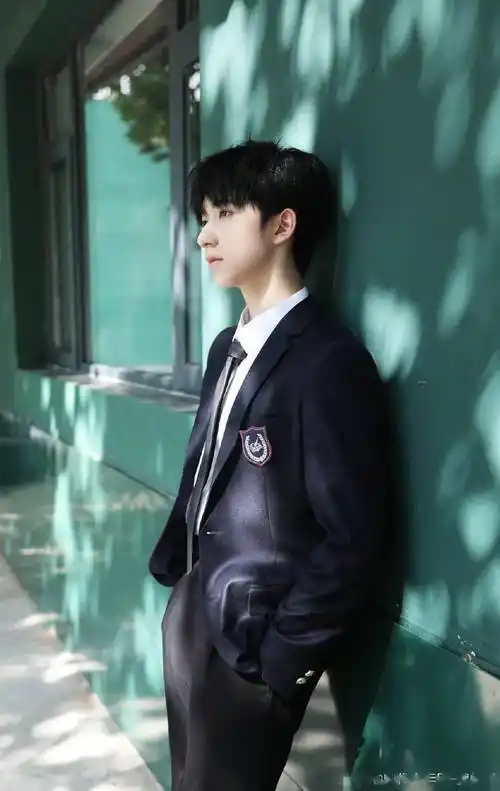 学院风穿搭走一个~_校服_青春_刘耀文