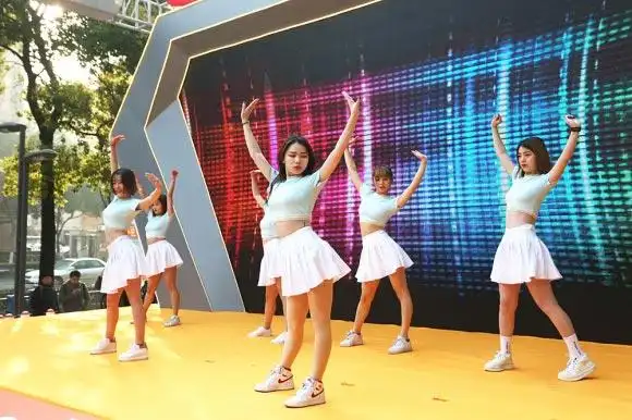 上午8:58分,苏宁易购云店3.0开业仪式上的热舞.