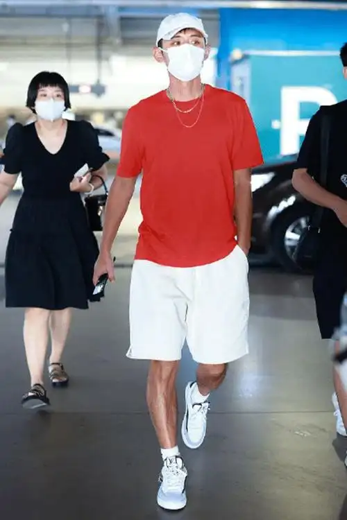 张继科是乒乓界最会耍帅的吧机场穿纯色t恤单手插兜又痞又帅