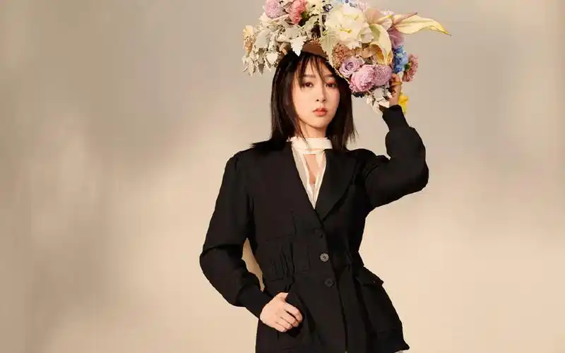 杨紫鲜花草帽高清桌面壁纸