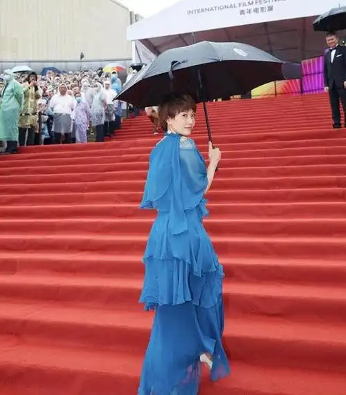 "马伊琍"越高调越惊艳,穿蓝色蛋糕裙走红毯,回眸一笑真养眼__财经头条
