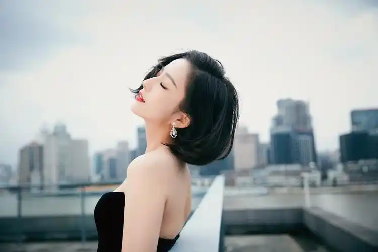 佟丽娅温柔大方侧颜也好美真让人喜欢