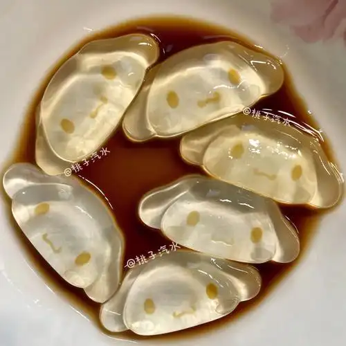 随便买包白凉粉,按说明的比例(我的是1:20)加水煮沸,搅拌之后倒进名创