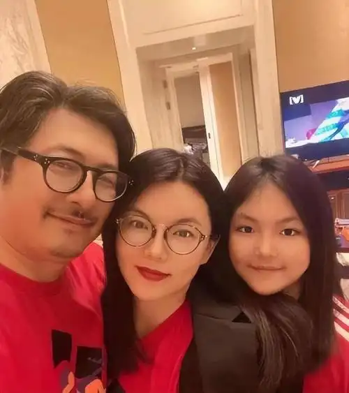 王岳伦携李湘陪王诗龄看画展,染黄发像精神小伙,父女同框似兄妹|模特|