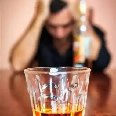 伤感喝酒头像一个人夜里喝酒照片