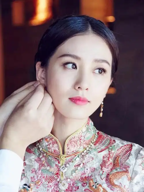 中式婚礼服也能这么美917915刘诗诗婚礼上这套黄色凤纹秀禾服