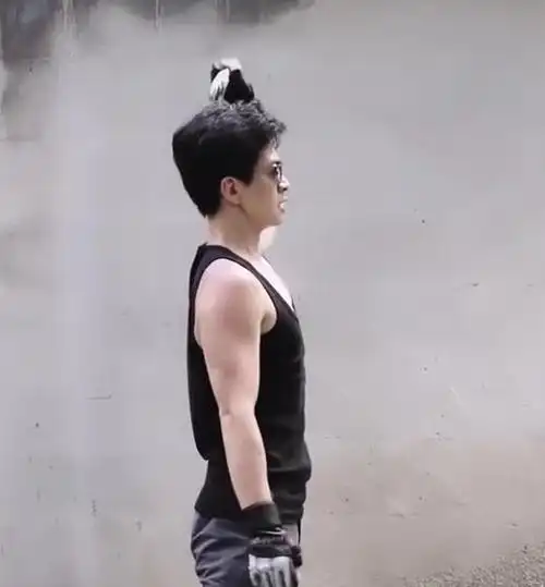 李健晒健身照,戴墨镜穿背心举重健硕有型,难得不油腻的中年男星