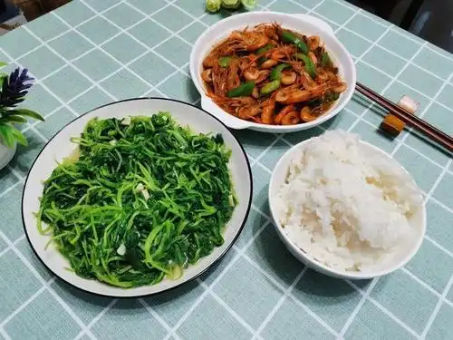 上海单身女人的晚餐,一荤一素,网友:不剩菜不浪费,拒绝精致穷