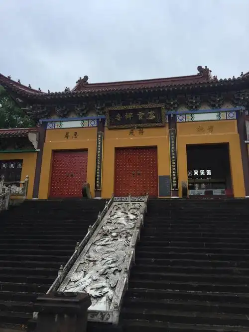 小插曲,半途冲上山顶去了惠云禅寺,同样雨景美翻
