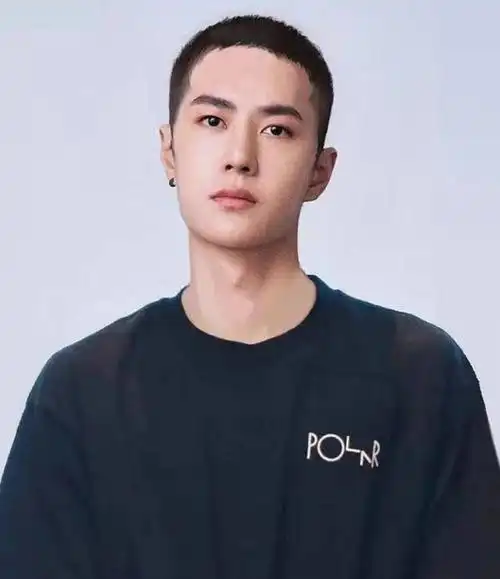 里面的选秀小哥哥米卡,他是国外来的选手,但是他这个寸头造型再配合上