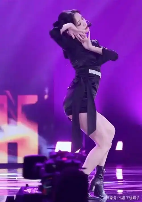 许佳琪第二次公演直拍镜头,看到她侧面跳舞时,腿围真实了
