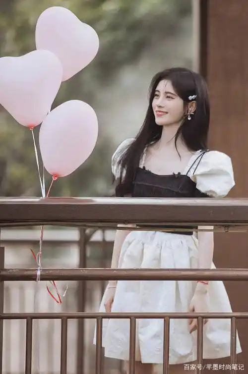 鞠婧祎扮演"绿野仙踪公主",青春活力,符合二十岁左右女生穿搭_颜色