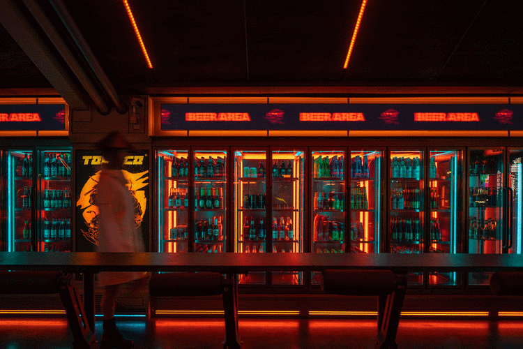 赛博朋克风的酒吧空间设计,是你意想不到的酷!