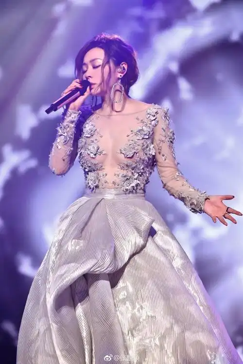 张靓颖世界以痛吻我我却报之以歌